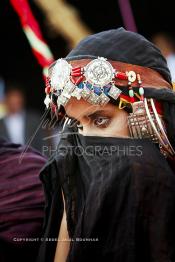 Image du Maroc Professionnelle de  Une jeune fille du désert pose en tenue traditionnelle durant le grand Moussem de Tan Tan. Ce grand rassemblement est organisé dans un site désertique sur lequel la ville de Tan Tan a toujours accueilli la majorité des tribus et des grandes familles nomades du désert lors d'un grand moussem, Samedi 18 septembre 2004. (Photo / Abdeljalil Bounhar)




